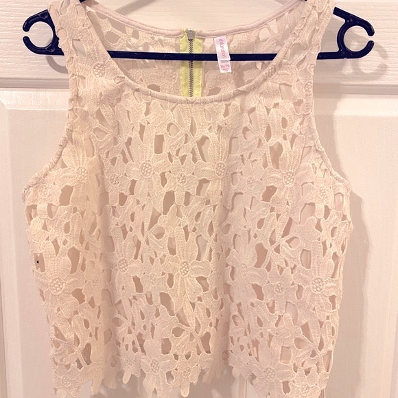 ✨Host Pick✨Xhilaration Daisy Lace Crochet Crop Top - Picture 5 of 6